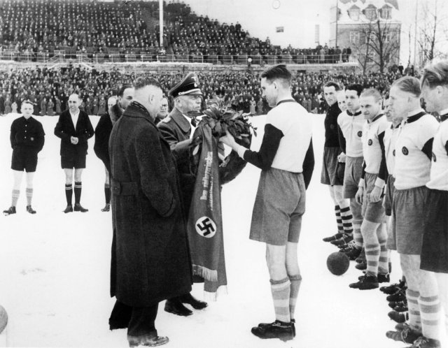 Der FC Bayern nahm 1944 gern die Ehrung zum Gewinn der Südbayerischen Meisterschaft von Gausportführer Franz Breithaupt entgegen. Der war damals Chef des Hauptamtes SS-Gericht in München und einer der engsten Mitarbeiter Heinrich Himmlers.