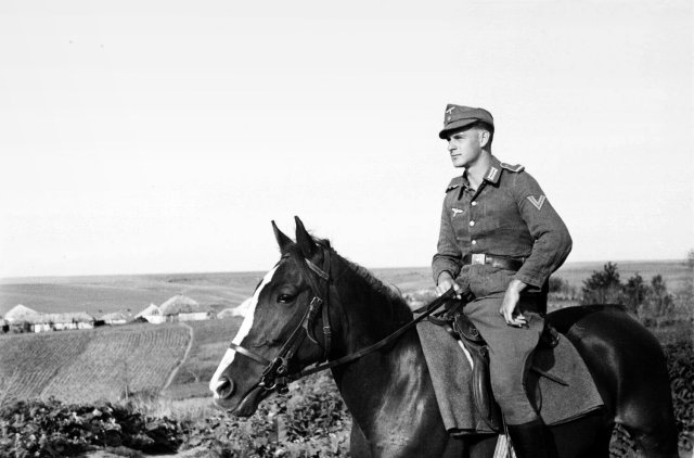 Dass der NS-Ostfeldzug kolonialistische Züge trug, ist unbestritten: Ein Wehrmachtsangehöriger zu Pferd auf dem Gebiet der ehemaligen Sowjetunion.