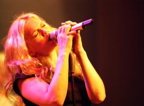 Mit Leidenschaft tritt Anna Loos als Silly-Sängerin auf.