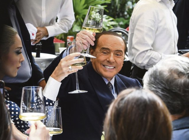 Silvio Berlusconi hat Grund zum Feiern. Er hat als Steigbügelhalter Meloni zum Wahlsieg verholfen und zieht selbst in den Senat ein.