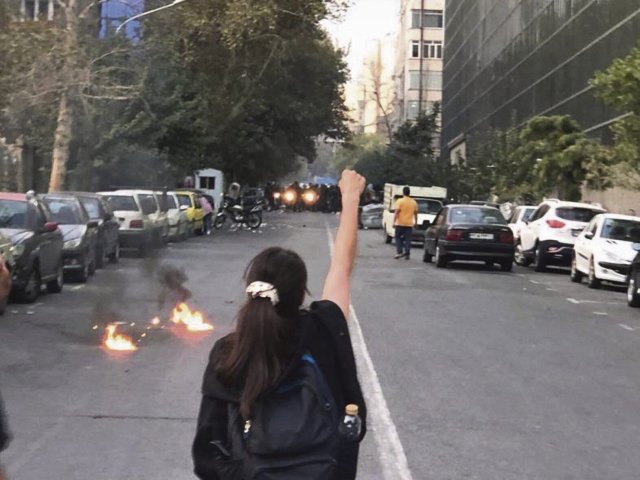 Wie hier in der Hauptstadt Teheran protestieren iranische Frauen gegen den Kopftuchzwang und gegen das autoritäre islamische Regime.