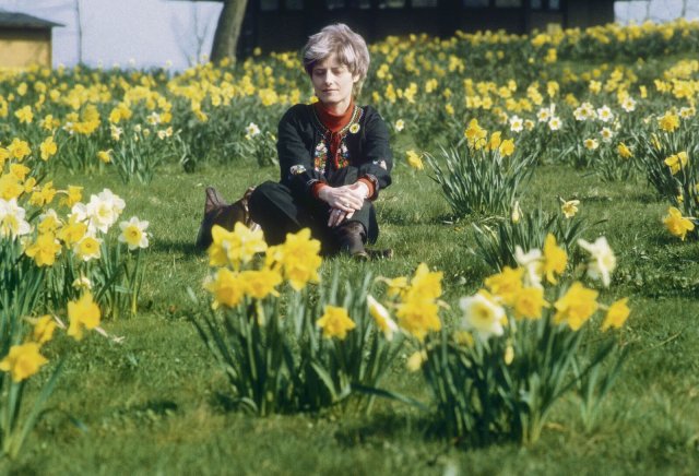 Eins dieser Troublemaker-Blumenkinder aus den USA: Petra Kelly in einem Park in Bonn, April 1984