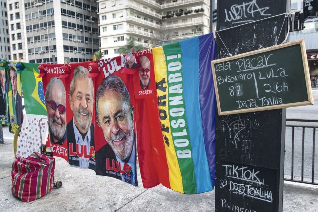 Eine Vorentscheidung? Seit dem 23. Juli sind hier auf São Paulos Allee Paulista nur 87 Handtücher mit dem Konterfei von Bolsonaro, aber 264 Exemplare mit Lula gekauft worden.