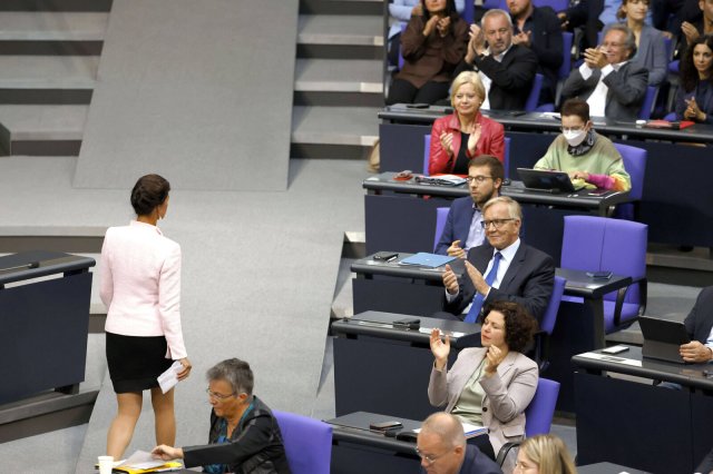 Sahra Wagenknecht am 8. September nach ihrer umstrittenen Rede in der Haushaltsdebatte des Bundestages. Auch in der Bundestagsfraktion gehen die Meinungen darüber auseinander, ob die Prominenz von Sahra Wagenknecht der Partei eher nützt oder schadet.