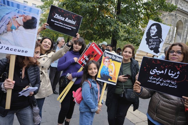 Demonstrierende in Paris solidarisieren sich mit der Frauenbewegung im Iran.