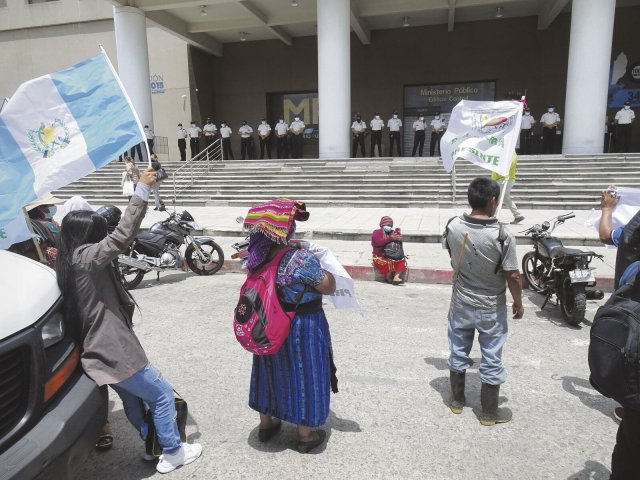 Journalistinnen aus den ländlichen Gebieten demonstrieren in Guatemala-Stadt gegen willkürliche Verhaftungen ihrer Kolleginnen.