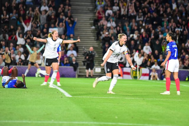 Mit zwei Toren schoss Alexandra Popp (2.v.l.) Deutschland gegen Frankreich Ende Juli ins EM-Finale.