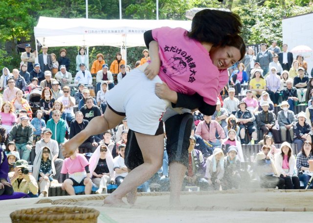 Frauen dürfen in Japan nur an den Amateur-Kämpfen im Sumo teilnehmen.