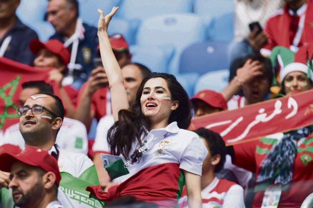 Ohne Kopftuch jubelt eine Anhängerin der iranischen Mannschaft bei der WM 2018.