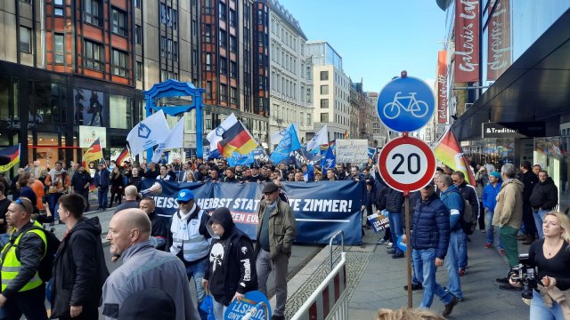 Sehr viele Nationalflaggen, sehr viel Gebrüll: Rund 10.000 Rechte zogen am Samstag durch die Mitte von Berlin.
