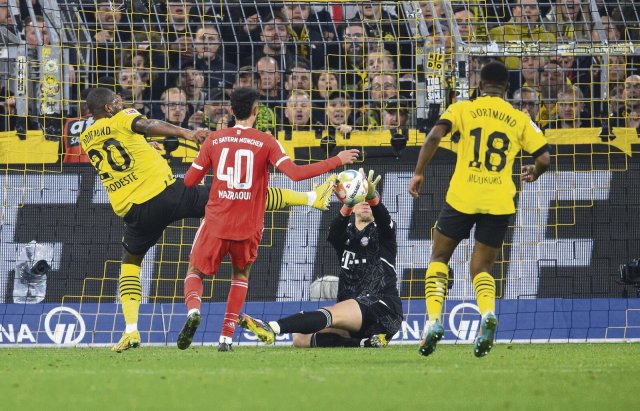 Dortmunds Anthony Modeste (l.) und Youssoufa Moukoko (r.) brachten die Bayern mit ihren Toren um den Sieg.