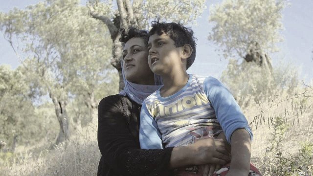 Nasim mit ihrem Sohn Alireza am Olivenhain in Moria auf Lesbos.
