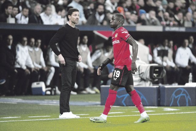 Vollkommen bedient: Leverkusens Offensivspieler Moussa Diaby (r.) und Trainer Xabi Alonso