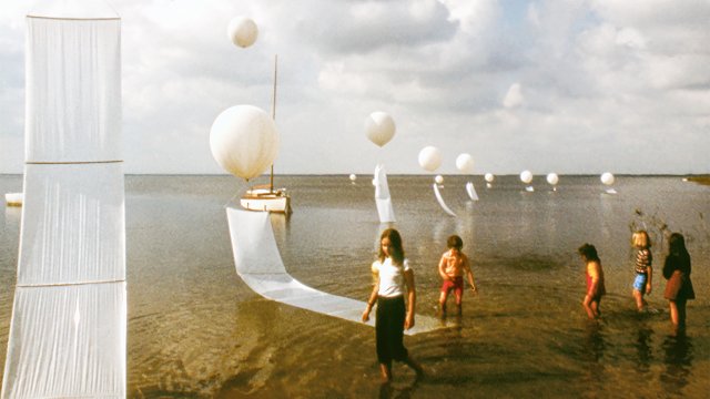 Kims Performance-Serie »Situation Plastique« (1972 – 1974) ist in einer Installation in der Ausstellung zu sehen.