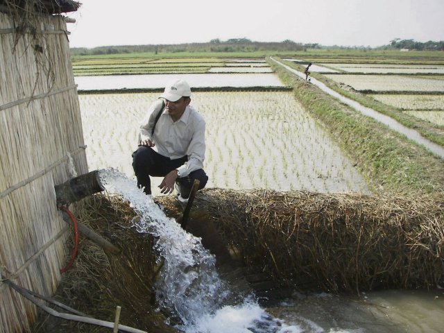 Bewässerung mit Grundwasser auf einem Reisfeld in Bangladesh