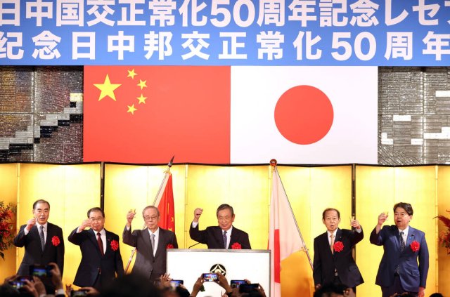 Chinas Botschafter in Japan, Kong Xuanyou (links), begeht mit japanischen Politikern und Wirtschaftsvertretern am 22. September 2022 den 50. Jahrestag der Wiederaufnahme der diplomatischen Beziehungen zwischen den beiden Ländern 1972.