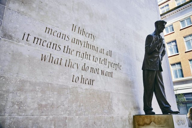Ein Zitat von George Orwell ist der Anspruch der BBC, als Denkmal vor ihrem Gebäude: »Wenn Freiheit überhaupt etwas bedeutet, dann bedeutet sie das Recht, Menschen das zu sagen, was sie nicht hören wollen.«