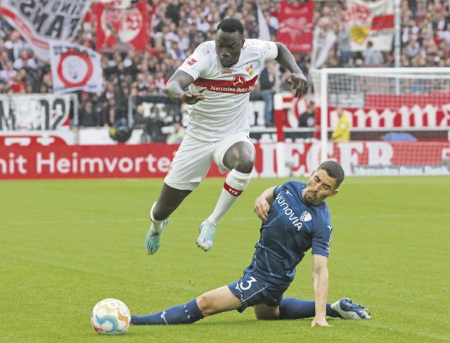 Silas Katompa Mvumpa (l.) führte Stuttgart mit zwei Toren zum Sieg über den VfL Bochum um Danilo Soares.