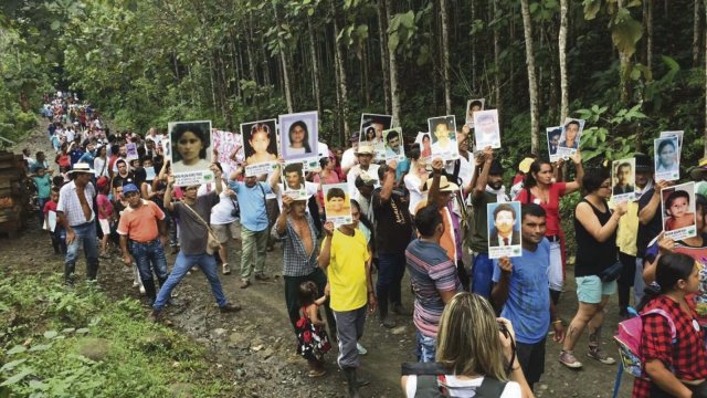 Bewohner des Friedensdorfs San José de Apartadó erinnern mit einem Marsch an die Opfer der Gewalt. Alleine 300 Menschen aus ihrer Gemeinschaft wurden seit 1997 Opfer von Verbrechen.