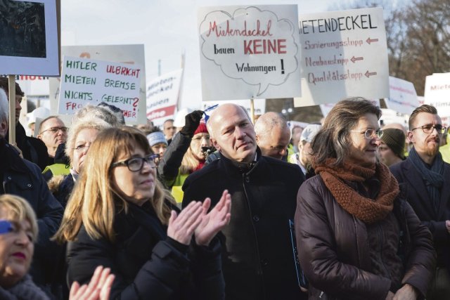 Der Geläuterte? CDU-Politiker Kai Wegner (r.) Ende 2019 bei Protesten gegen die Einführung des Mietdeckels