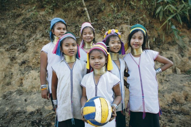 In Thailand leben rund 60 indigene Gruppen. Die Mädchen gehören zu den Longnecks.