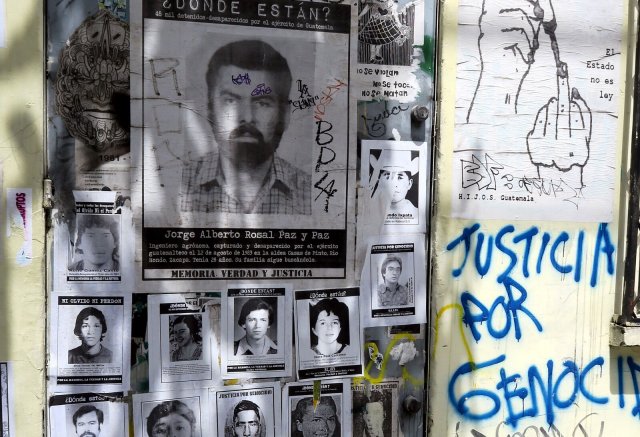 Eine Wand mit Plakaten von Verschwundenen in Guatemala-Stadt. Auch Paulo Estradas Vater wurde verhaftet und ermordet.