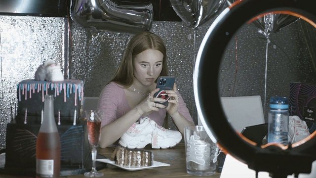Die Obsession Smartphone teilt die Protagonistin in "Girl Gang" mit vielen ihrer Altersgenossen.