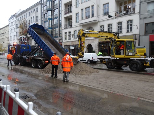 Die Bauarbeiter in der Friedrichstraße sind auskunftsfreudiger als die Verkehrsbetriebe.