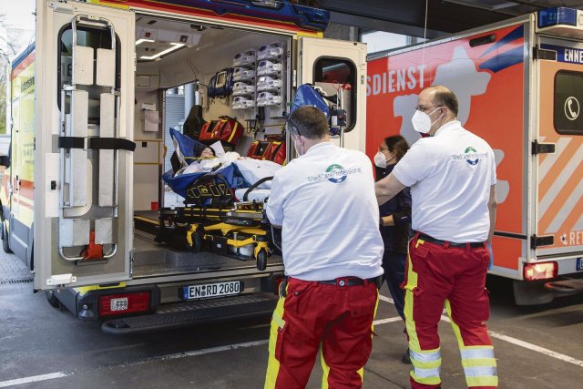 Schwer verletzte Patienten, die mit dem Rettungswagen eingeliefert werden, haben in Notaufnahmen absolute Priorität.