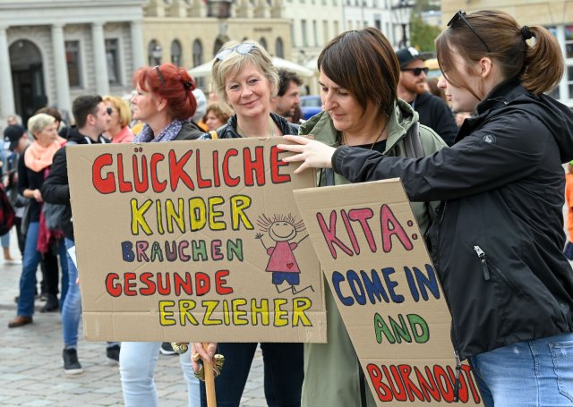 Kitaleitungen, Erzieherinnen und Erzieher, Eltern und Auszubildende demonstrieren im September in Potsdam für die Verabschiedung der Brandenburger Kita-Reform.