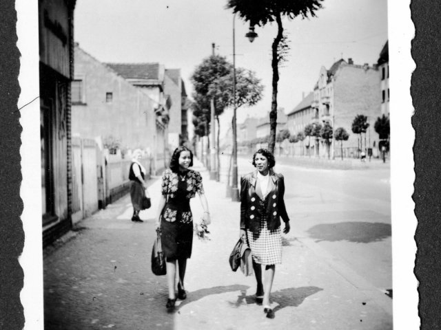 Ejanda Egiomue und Magdalene Garber bei einem Spaziergang in Berlin um 1939 – ein seltenes Zeugnis Schwarzer Lebensrealität im Nazideutschland