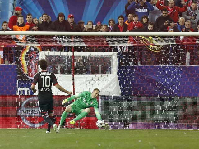 Leverkusens Hakan Çalhanoğlu (l.) traf 2015 im Hinspiel gegen Atléticos Jan Oblak zum Auswärtssieg. Im Rückspiel hielt der Torhüter jedoch Çalhanoğlus Elfmeter und sicherte Madrid den Viertelfinaleinzug.