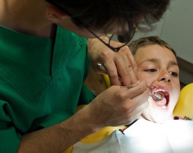 Neunjähriger beim Zahnarzt: Hier scheint noch alles in Ordnung.
