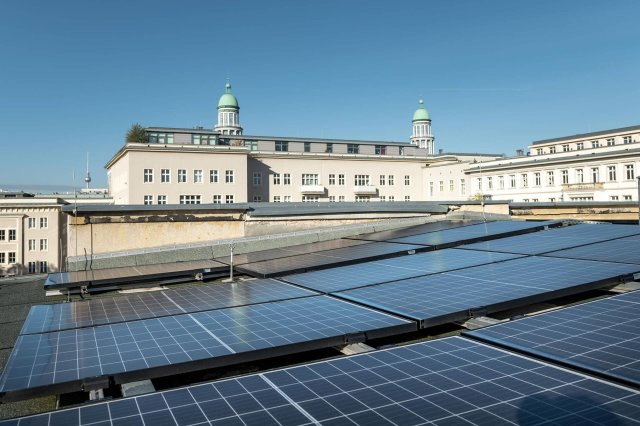 Blick auf die Türme des Frankfurter Tors inklusive: Das Solar-Dach des Georg-Friedrich-Händel-Gymnasiums