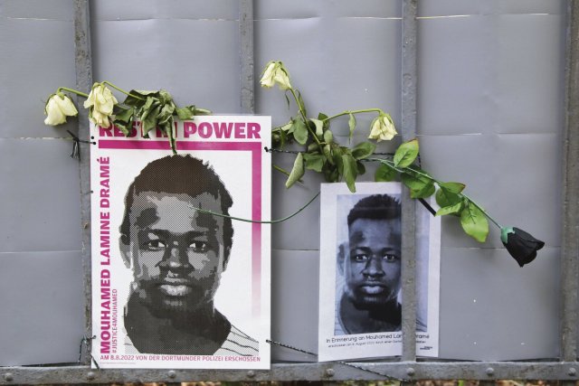 Gedenkstätte vor der St. Antoniuskirche in Dortmund für den Senegalesen Mouhamed Lamine Dram, der im Alter von 16 Jahren von der Polizei erschossen wurde.