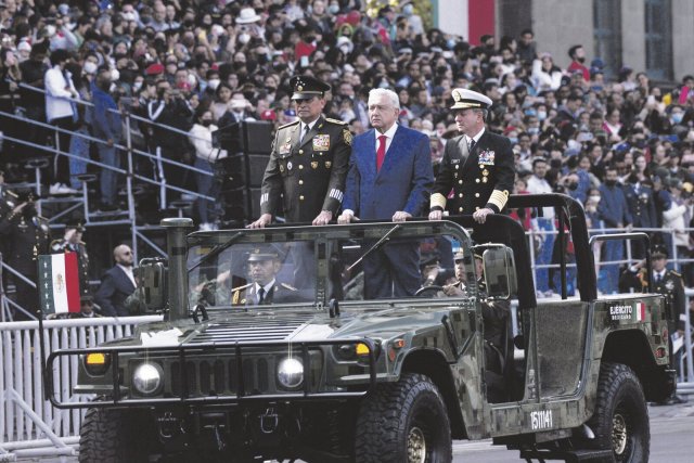 Mexikos Präsident mit Verteidigungs- (l.) und Marineminister (r.) bei einer Militärparade