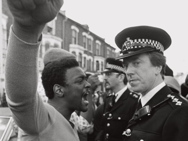 Antirassistischer Klassenkampf: Schwarze Demonstranten gegen weiße Polizisten während der Brixton Riots 1981