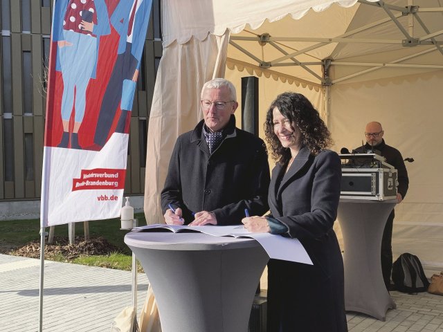 Wollen mit ihren Unterschriften das Pendeln erleichtern: Guido Beermann (CDU) und Bettina Jarasch (Grüne)