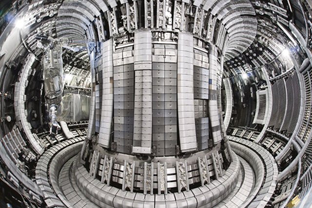Der Versuchsreaktor JET in Großbritannien ist der weltweit größte vom Typ Tokamak. Hier kamen Wissenschaftler den Bedingungen für eine sich selbst erhaltende Kernfusion bislang am nächsten.