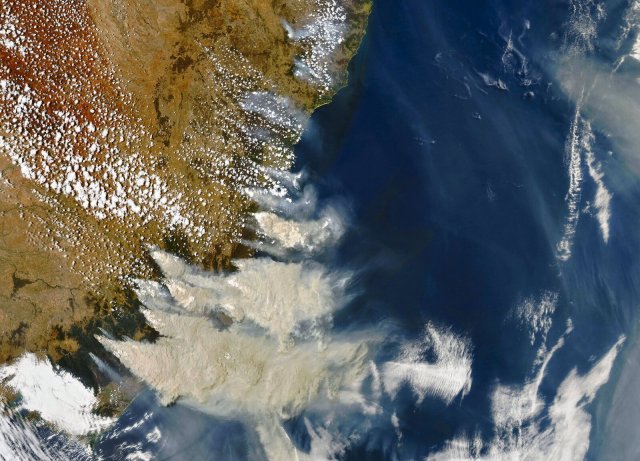 Bei den Waldbränden 2019/20 in Australien stieg Rauch bis in die Stratosphäre auf.