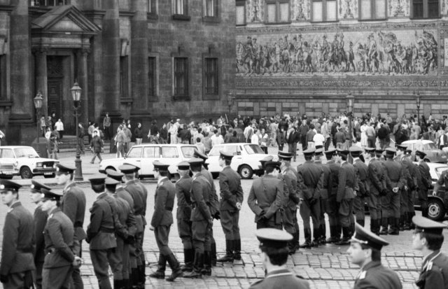 Dresden, 8. Oktober 1989: Eine Polizeikette riegelt den Theaterplatz ab, um eine Demonstration zu verhindern.
