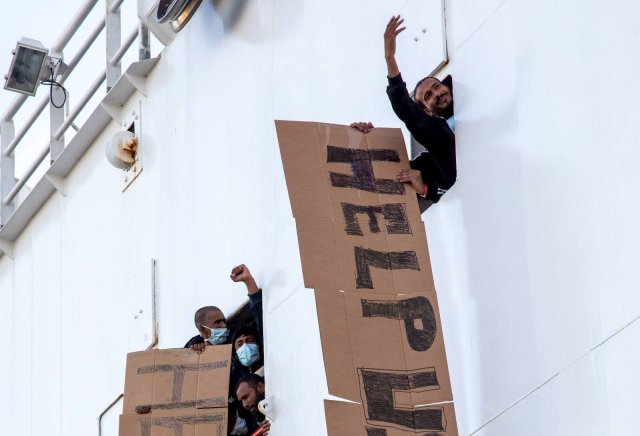 Migranten an Bord des norwegischen Rettungsschiffs »Geo Barents« machen im Hafen von Catania auf ihre Lage aufmerksam.