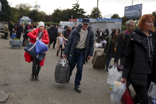 Menschen, die aus Cherson geflüchtet sind, versammeln sich bei ihrer Ankunft am Bahnhof in Anapa. Die russischen Behörden haben die Einwohner von Cherson aufgefordert, die Stadt zu verlassen.