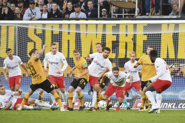 Dynamos Spielern fiel vor dem Zwickauer Tor nichts ein – so endete das Spiel ohne Treffer.