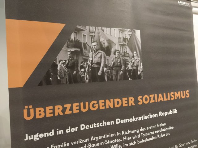 Die Ausstellung zeigt auch ein Foto von Tamara Bunke in GST-Uniform bei einer Demonstration in Eisenhüttenstadt.