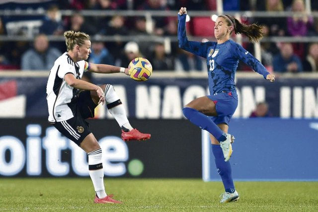 Das DFB-Team um Kapitänin Alexandra Popp (l.) verlangte den Weltmeisterinnen um US-Star Alex Morgan zweimal alles ab.