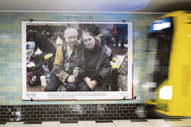 Gelegenheit zum Innehalten: Ein Bild aus der Kiewer Metro hängt in der U-Bahnstation Gesundbrunnen