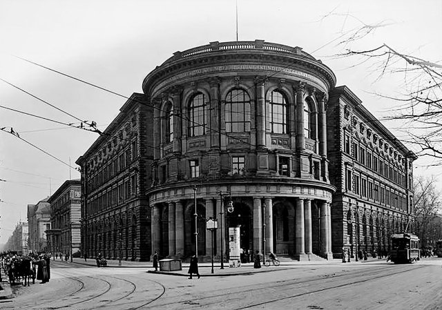 Heute Parkplatz, früher Prachtbau. Das Völkerkundemuseum am Rande Kreuzbergs war ein Ort kolonialer Verbrechen und rassistischer Wissenschaft.