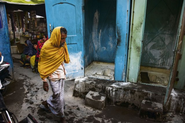 Öffentliche Toiletten in einem Slum im indischen Delhi
