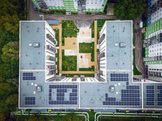 Mehr wäre mehr: Selbst auf den Dächern des Gewobag-Neubaus an der Rhinstraße in Lichtenberg sind nur 40 und 50 Prozent der Fläche mit Solarmodulen bedeckt.